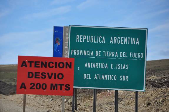 Cruzando a fronteira entre Chile e Argentina na Terra do Fogo